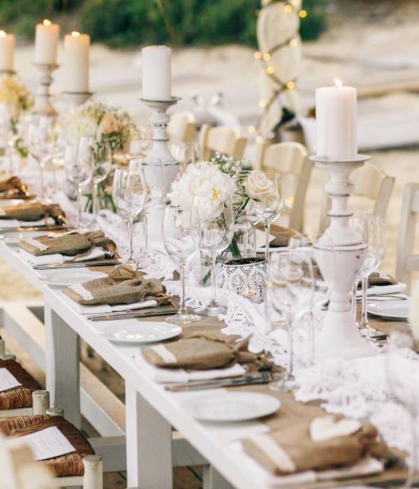 tavola-da-pranzo-lunga-decorata-con-panno-di-lino-e-candele-bianche tavola-da-pranzo-lunga-decorata-con-panno-di-lino-e-candele-bianche